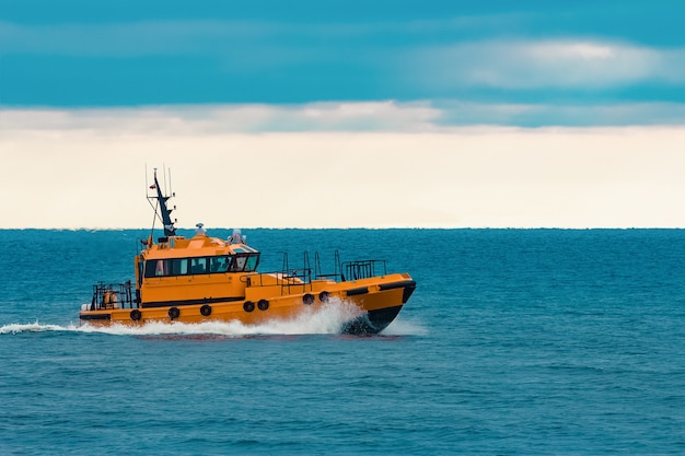 Nave pilota arancione che si muove velocemente nel Mar Baltico