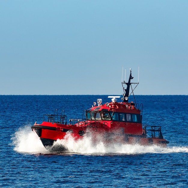 Nave pilota rossa in movimento dal Mar Baltico