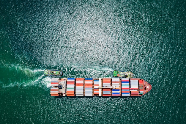 Nave porta-container che naviga sul mare