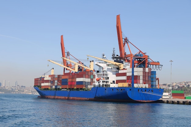 Nave portacontainer in porto