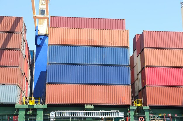 Nave portacontainer in porto