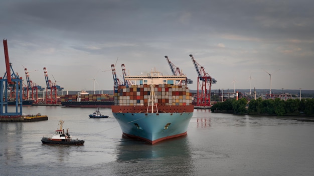 Nave portacontainer nel porto di Amburgo