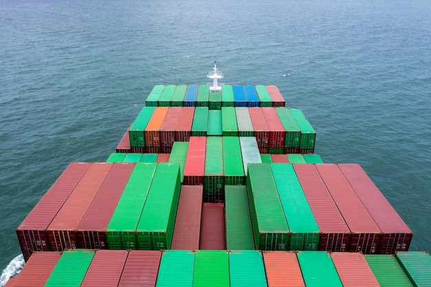 Nave portacontainer vista frontale aerea che trasporta container di carico import export internazionale
