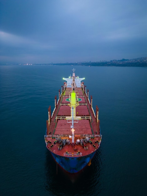 Nave portarinfuse cargo vista aerea sul mare di notte