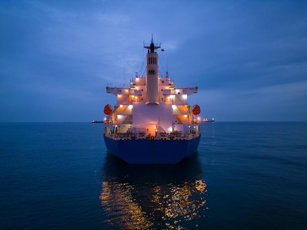 Nave portarinfuse cargo vista aerea sul mare di notte