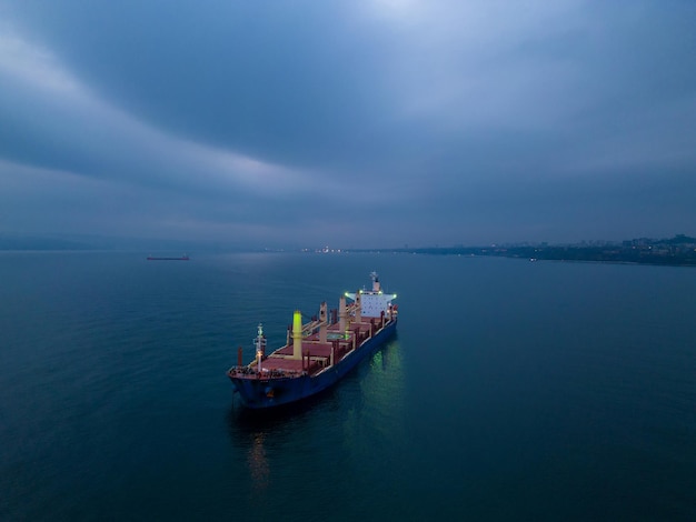 Nave portarinfuse cargo vista aerea sul mare di notte