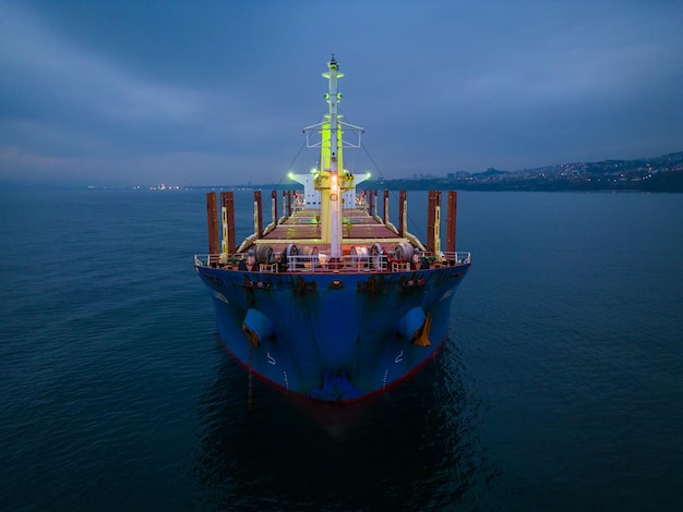 Nave portarinfuse cargo vista aerea sul mare di notte