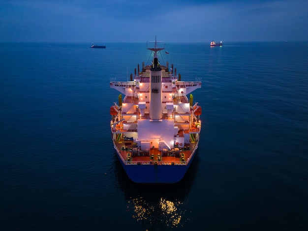 Nave portarinfuse cargo vista aerea sul mare di notte