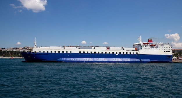 Nave Roro in porto