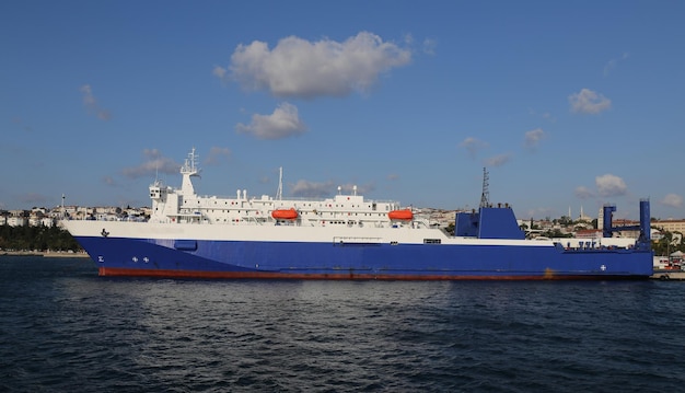 Nave Roro in porto