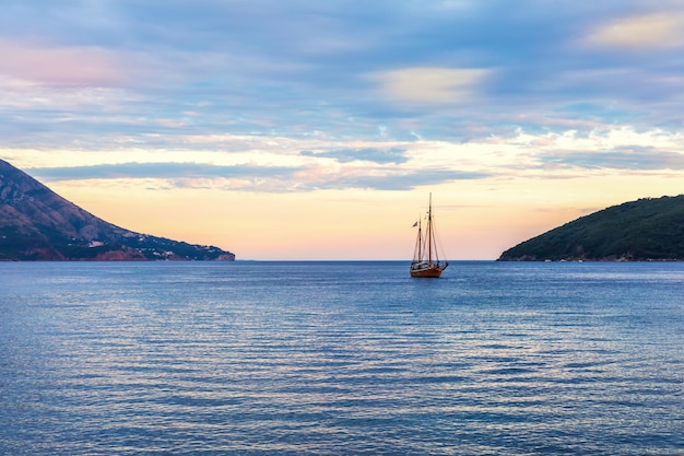 Nave solitaria nel porto di Budva Montenegro vista al tramonto