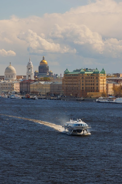 Nave turistica ad alta velocità in città per i turisti urbani fluviali e navi per il trasporto di acqua