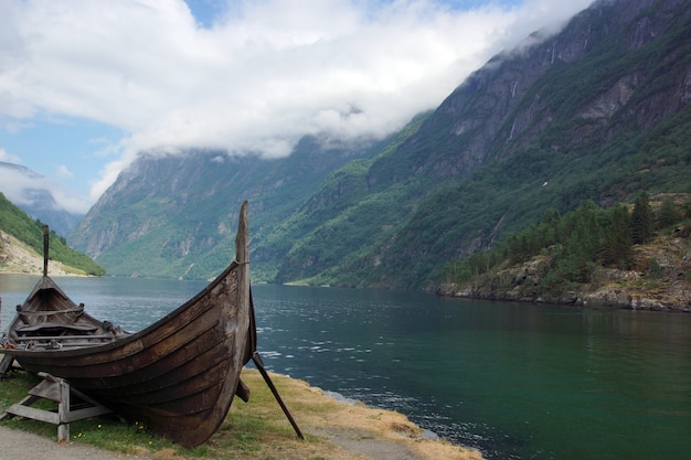 Nave vichinga sulla riva del fiordo in Norvegia.