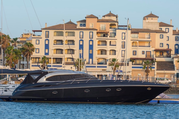 Nave Yatch sul mare vicino a un edificio