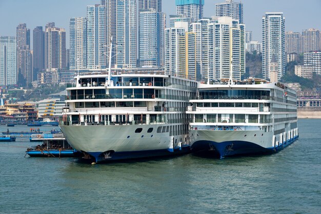 Navi da crociera di lusso che navigano sul fiume Yangtze, lo skyline della città di Chongqing, Cina