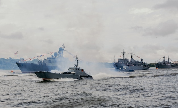 Navi da guerra russe nel fiume Volga ad Astrakhan in estate al giorno nuvoloso. Navi militari russe.