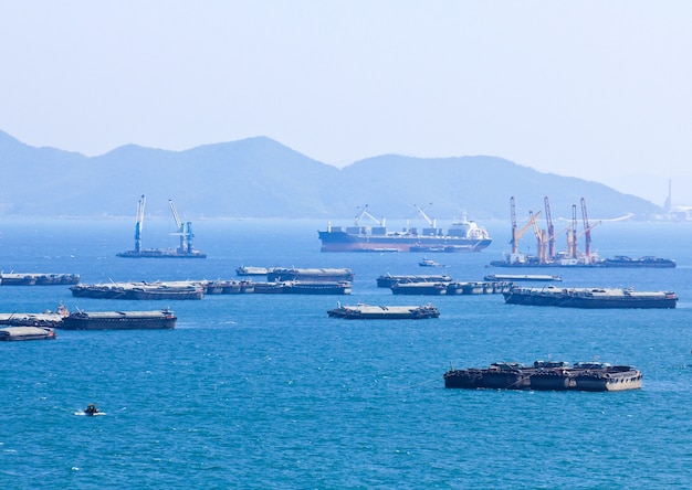 navi e barche a Sichang Island, Chonburi, Tailandia.