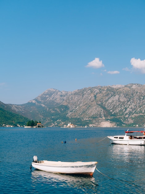 Navi e barche nella baia di Kotor