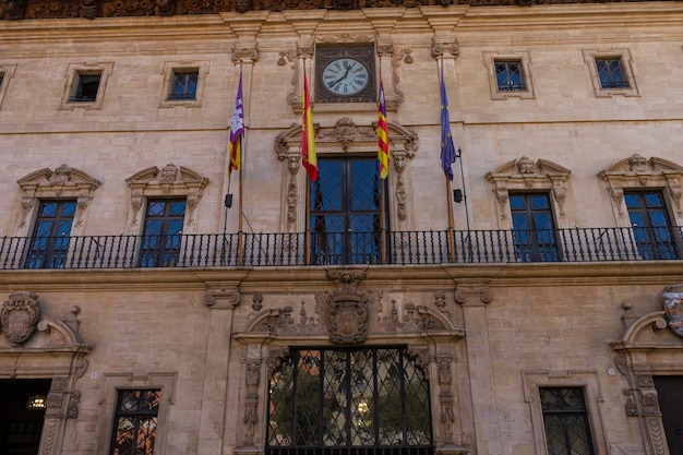 Naviga per gli stretti vicoli di Maiorca assistendo alla miscela della cultura baleare e della magnificenza architettonica ad ogni svolta