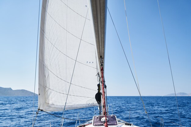 Navigando con la barca a vela