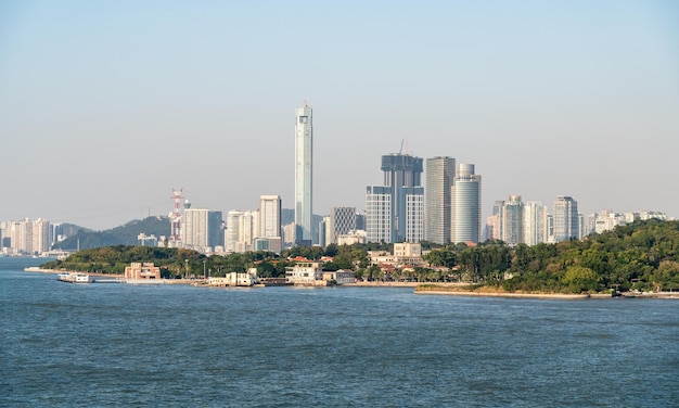 Navigando oltre l'isola di Gulangyu in primo piano con lo sfondo di Xiamen in Cina