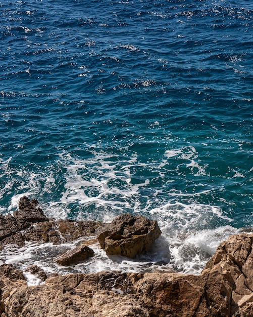 Navigare in mare su una costa rocciosa Mare blu trasparente Croazia