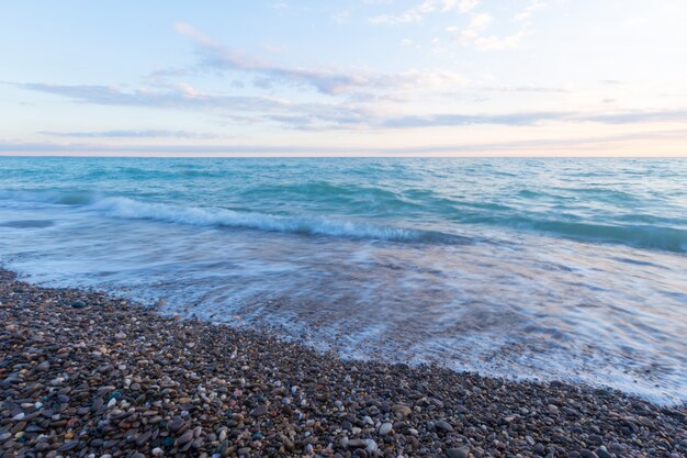 Navigare in mare su una spiaggia sassosa.