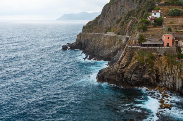 Navigare in serata Manarola periferia Cinque Terre Italia