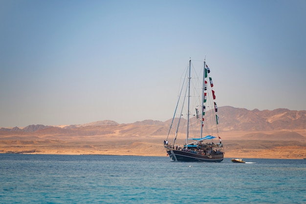 Navigazione della nave del mare nell'ambito della vista di tramonto, Sharm El Sheikh, Egitto