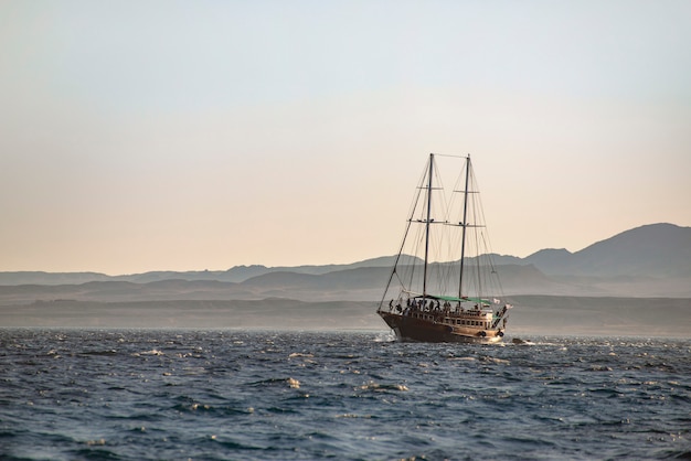 Navigazione della nave del mare nell'ambito della vista di tramonto, Sharm El Sheikh, Egitto