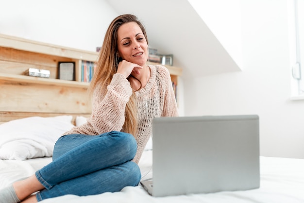 Navigazione occasionale in Internet, ricerca di siti Web online di studenti, lavoro d'ufficio a distanza, presentazione del computer, lezioni frontali, apprendimento di cose nuove, ricerca nel World Wide Web