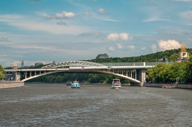 Navigazione sul fiume di Mosca. Splendide vedute di Mosca. Ponte ad arco sul fiume di Mosca. Russia.