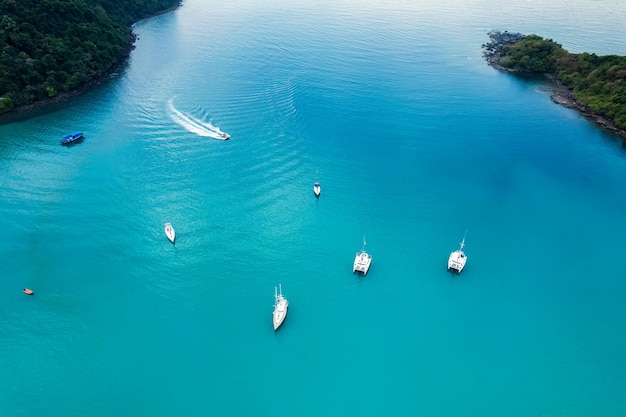 Navigazione turistica dell'yacht sul mare tropicale durante le vacanze estive