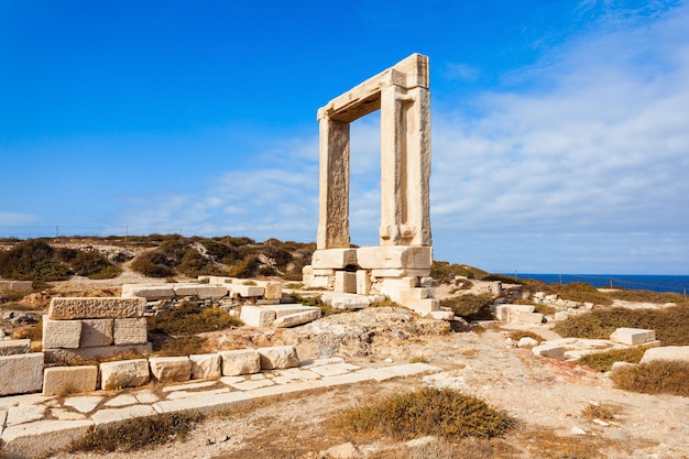 Naxos Portara o cancello d'ingresso del Tempio di Apollo sull'isola di Palatia vicino all'isola di Naxos in Grecia