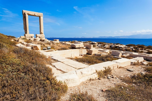 Naxos Portara o cancello d'ingresso del Tempio di Apollo sull'isola di Palatia vicino all'isola di Naxos in Grecia