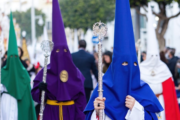 Nazareni di diverse confraternite durante una processione della Settimana Santa