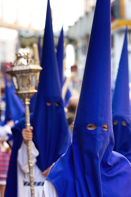 Nazareni in processione durante la settimana santa in Andalusia Spagna