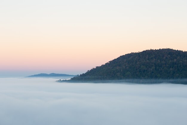 nebbia al mattino con la montagna a Khao Kho, Thailandia