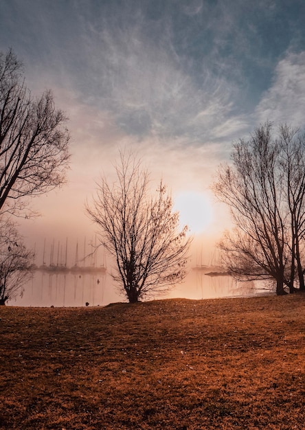 Nebbia al mattino sul lago