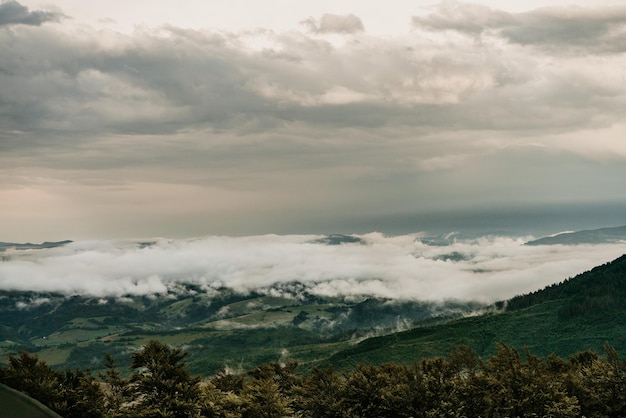 Nebbia bassa e nubi tempestose sulle montagne dei Carpazi