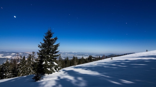 Nebbia che si muove sulla montagna in inverno con un cielo a forma di stella