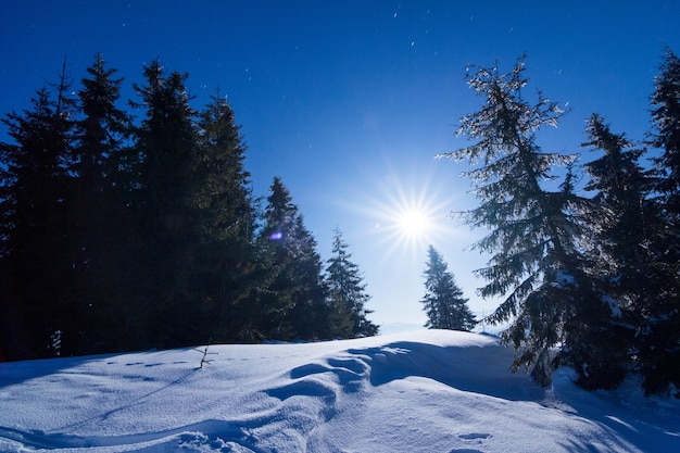 Nebbia che si muove sulla montagna in inverno con un cielo a forma di stella