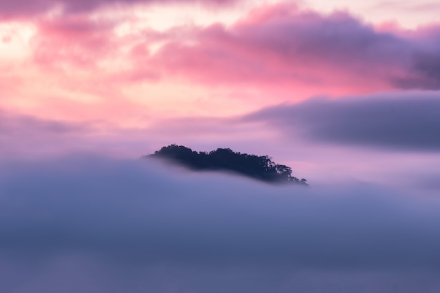 Nebbia colorata sulla montagna