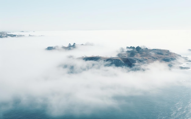 Nebbia d'avvezione che ricopre un tranquillo regno costiero