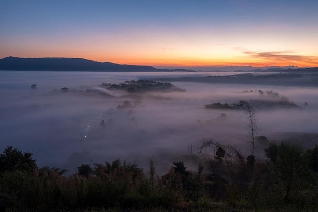 Nebbia del paesaggio all'alba del mattino a Khao Takhian Ngo View Point a Khaokho PhetchabunThailand