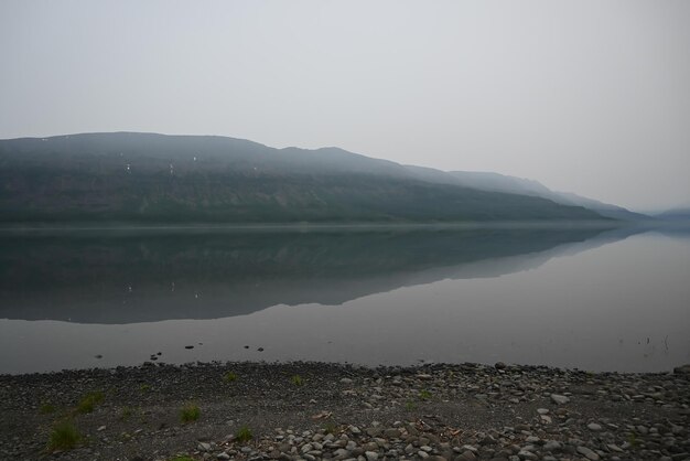 Nebbia dell'altopiano di Putorana su un lago di montagna