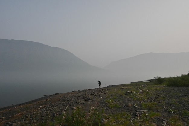 Nebbia dell'altopiano di Putorana su un lago di montagna