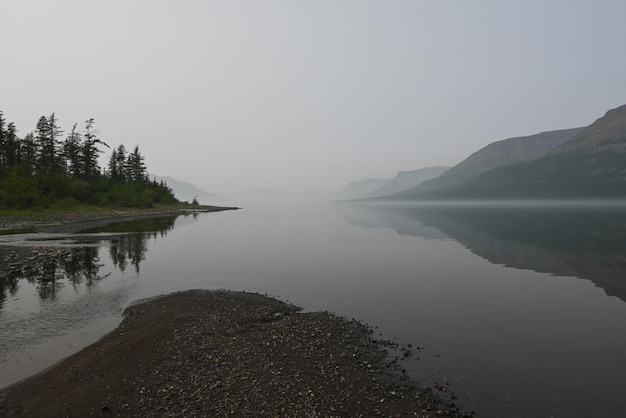 Nebbia dell'altopiano di Putorana su un lago di montagna