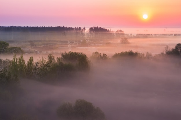 Nebbia di primavera sul villaggio all'alba