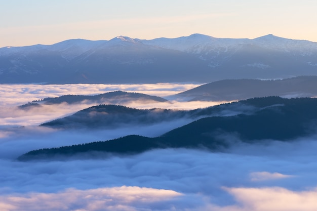 Nebbia mattutina in montagna. Paesaggio estivo. Carpazi, Ucraina, Europa